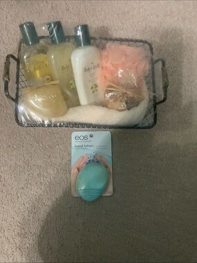 Body & Earth playful Peach lotion set.